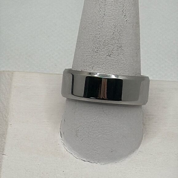 NWOT Size 8 Titanium band with rainbow flag stones - Picture 3 of 5